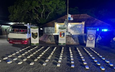 Decomisan 100 paquetes de presunta droga dentro de bus de ruta en Panamá Este