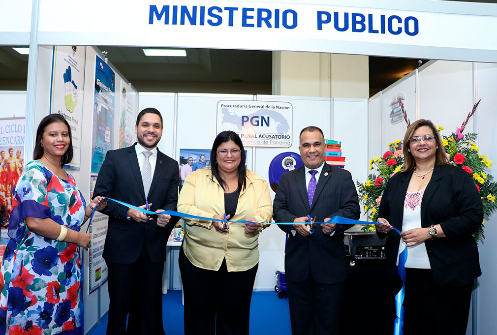 Ministerio público inaugura pabellón informativo en la feria del libro