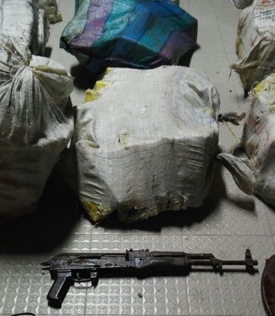 Ministerio Público incauta 756 paquetes de presunta droga conocida como cocaína y una ak 47