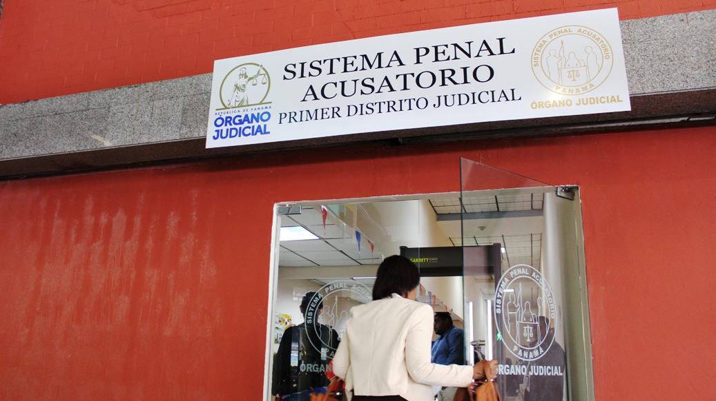 Ordenan detención de estadounidense por violencia doméstica