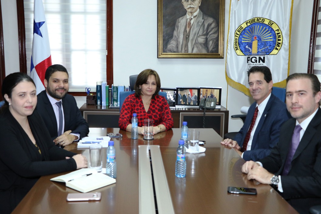 Procuradora recibe visita de cortesía del Presidente de la Cámara de Comercio