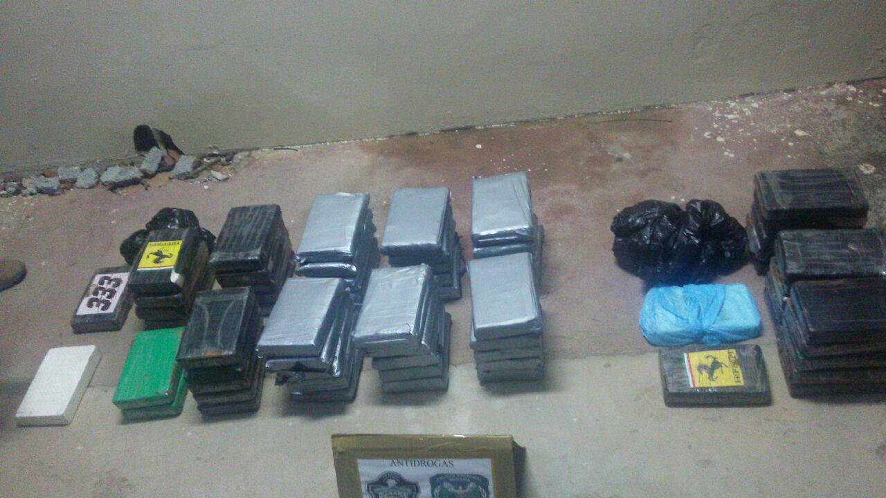 En un vehículo sedan en el sector de Antón se ubicaron 65 paquetes de cocaína