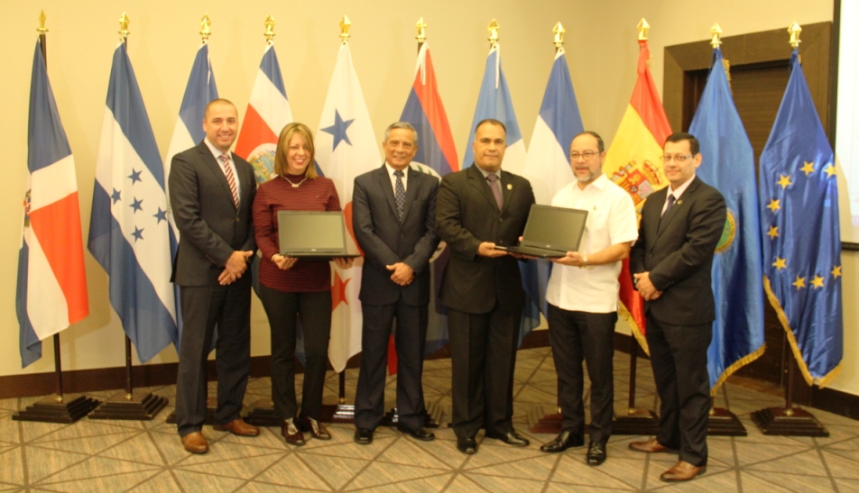 Entregan computadoras portátiles para Red de Fiscales Contra el Crimen Organizado de Panamá