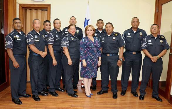 Procuradora recibe visita de aspirantes al premio «Policía Ejemplar»