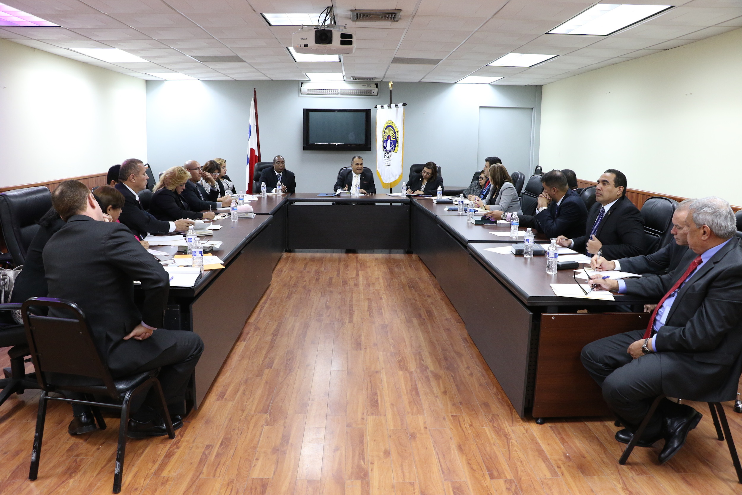 Procurador encargado preside reunión con fiscales superiores regionales