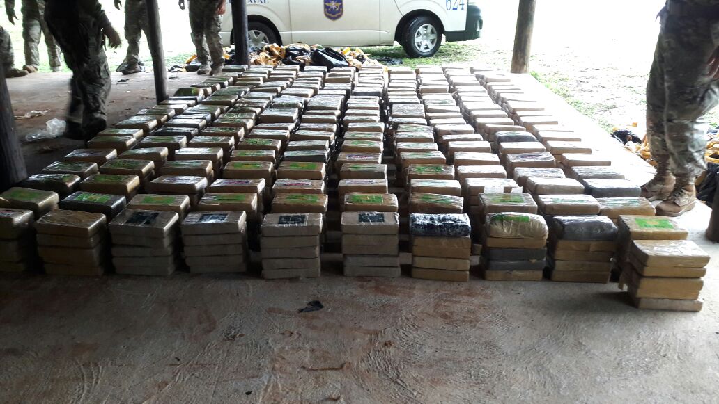 Ordenan detención de tres personas por el tráfico de más de mil paquetes de cocaína