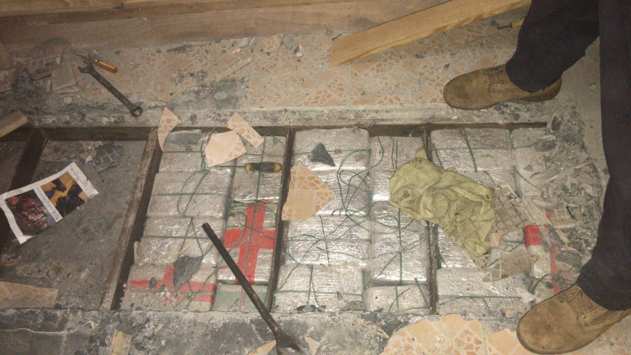 Aprehenden a ocho extranjeros que mantenían ocultos 221 paquetes de cocaína en una embarcación