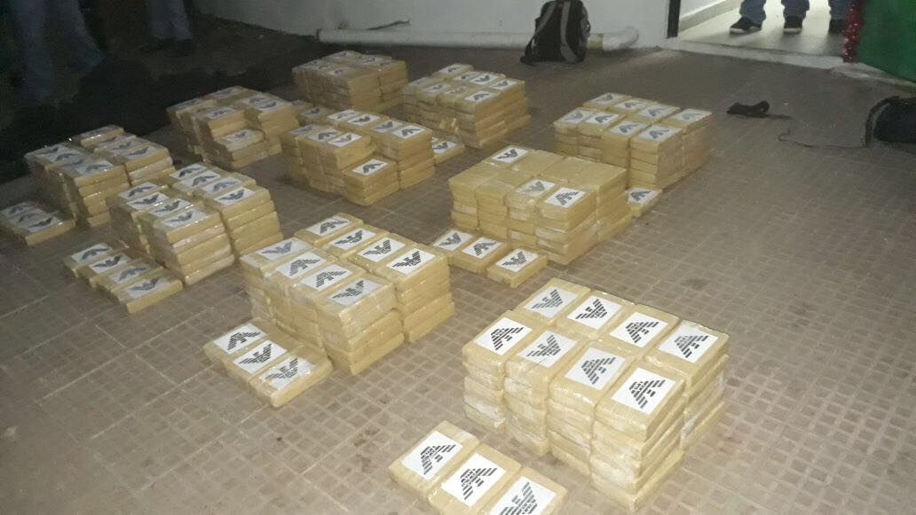 Decomisan 421 paquetes de sustancias ilícitas dentro de un auto en la ciudad de Colón