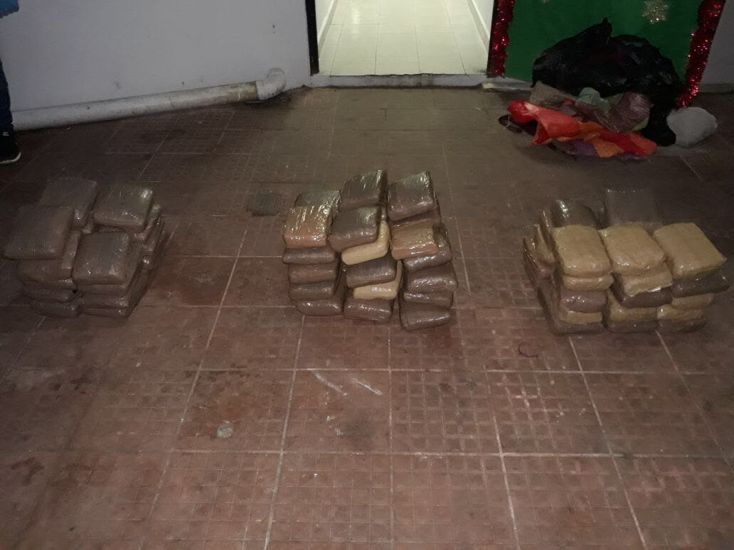 Decomisan 75 paquetes de supuesta sustancia ilícita dentro de un auto en Colón