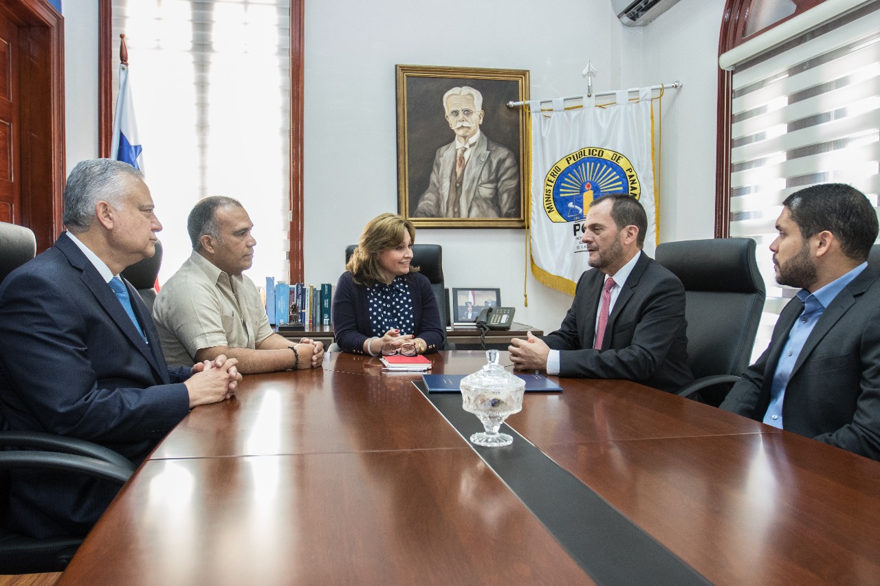 Procuradora General de la Nación recibe documentos del Contralor de la República