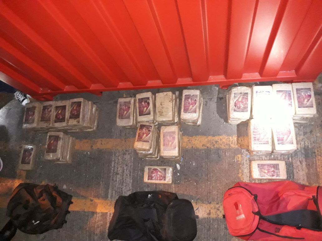 Decomisan 88 paquetes de sustancias ilícitas a bordo de un equipo pesado que ingresaba a un puerto de Colón