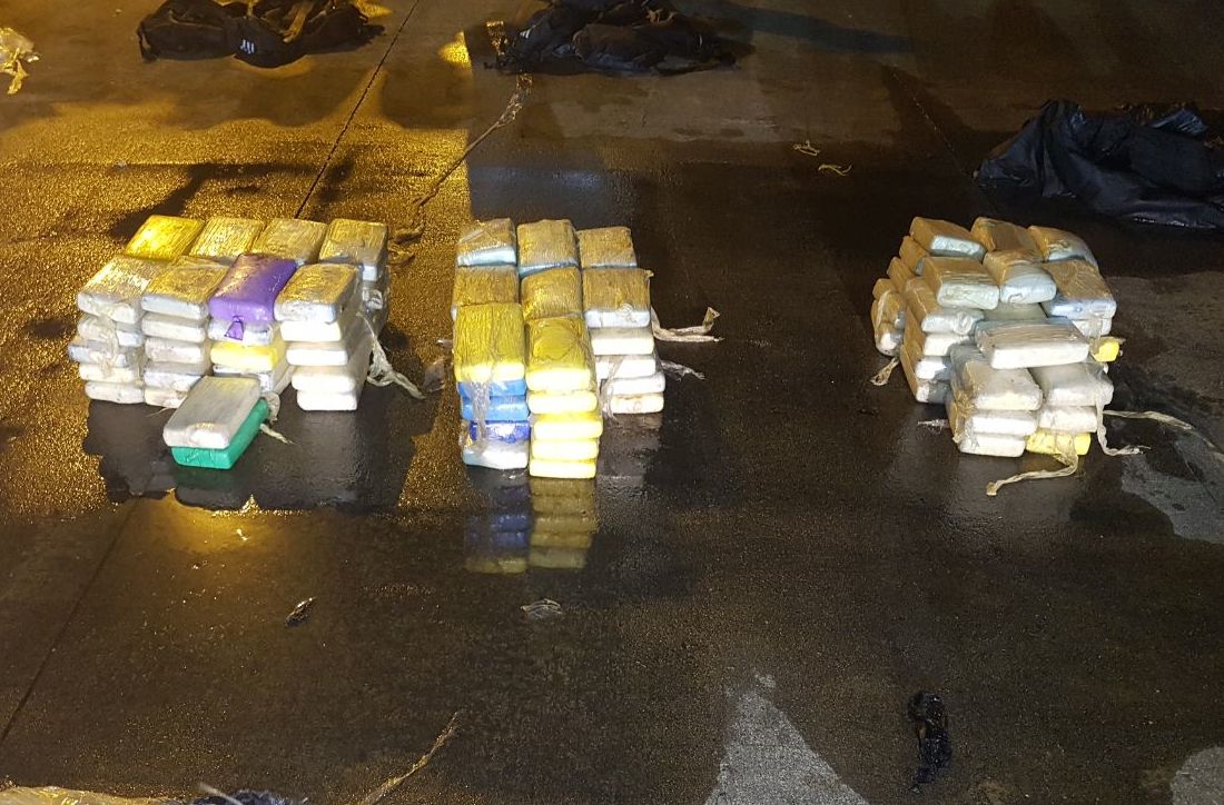 Decomisan 119 paquetes de presunta sustancias ilícitas en un buque ubicado en la Bahía Manzanillo