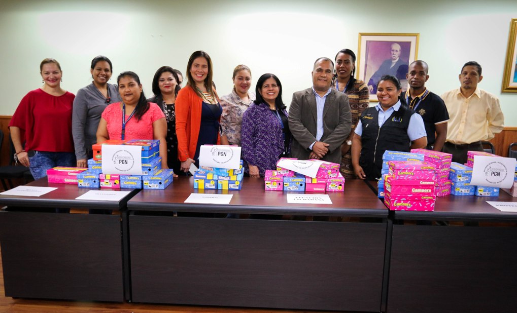 Ministerio Público dona zapatos para hijos de colaboradores
