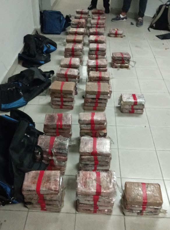 Aprehenden a un ciudadano que intentó ingresar a un puerto de Colón con 131 paquetes de presunta sustancias ilícitas