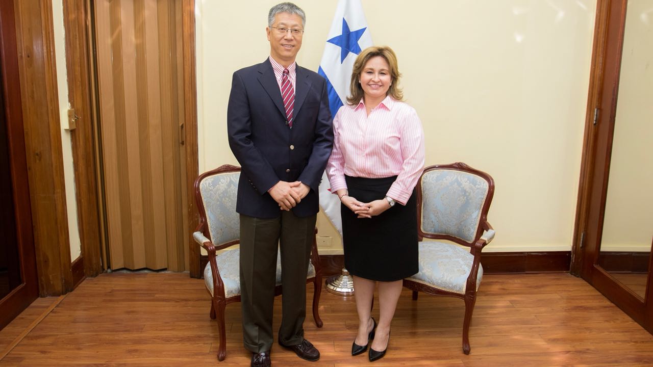 Procuradora recibe visita de cortesía del Embajador de la República Popular China en Panamá