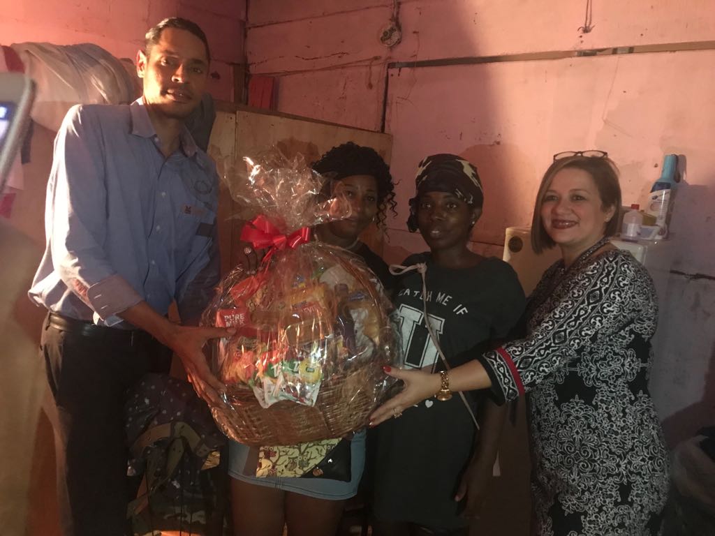 Sección Especializada de Familia dona alimentos secos a familia en San Miguel