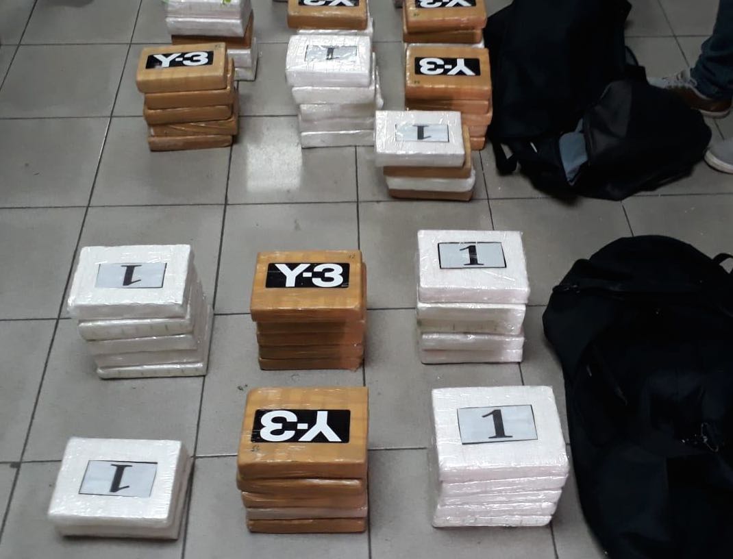 Decomisan 113 paquetes de presunta sustancias ilícitas dentro de un contenedor en France Field de Colón