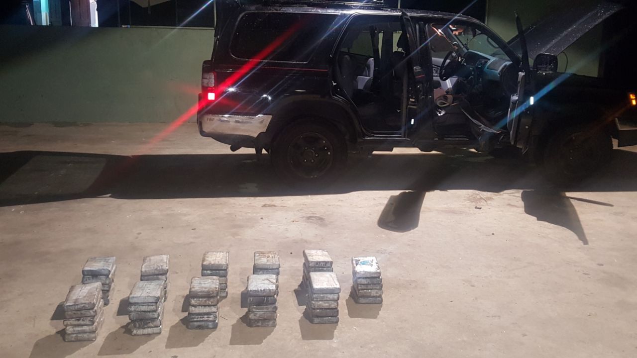 Detienen provisionalmente a un ciudadano que llevaba en su vehículo 55 paquetes de drogas en Darién