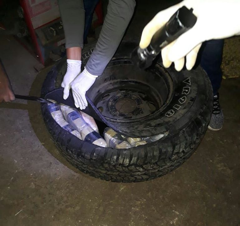 Se detectan 31 paquetes de cocaína en un vehículo