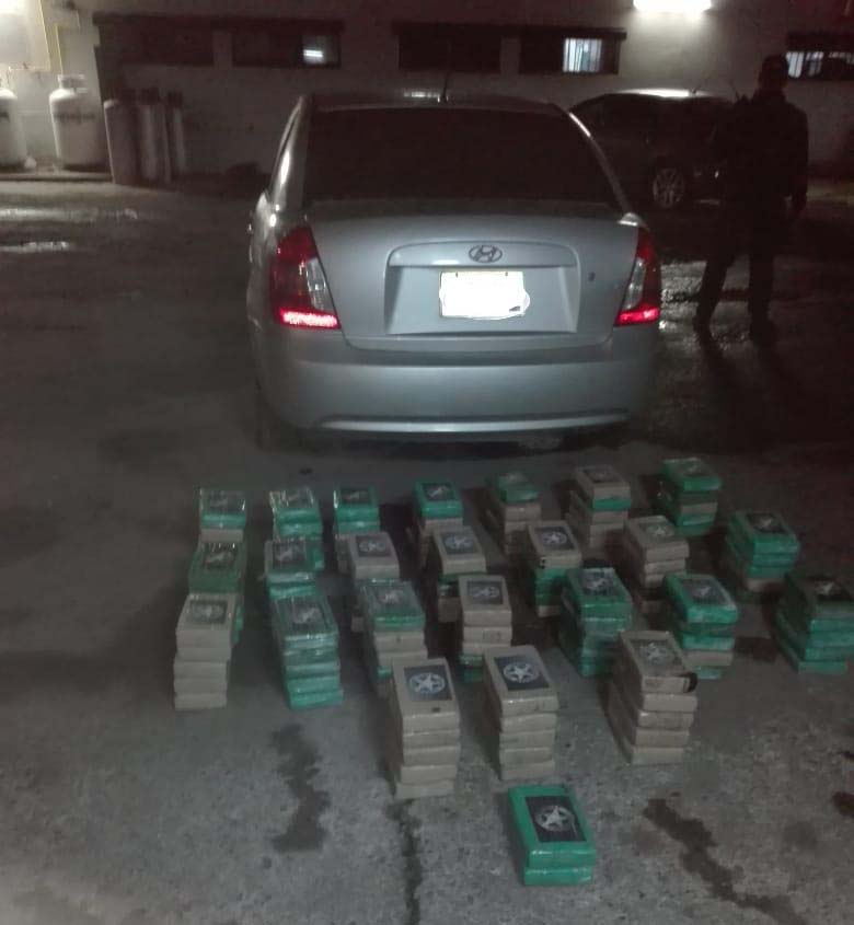 Decomisan 122 paquetes de presuntas sustancias ilícitas ocultos en un auto en María Chiquita de Colón