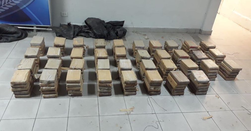 Decomisan 190 paquetes de presunta sustancias ilícitas en un auto que fue abandonado en la autopista Panamá-Colón