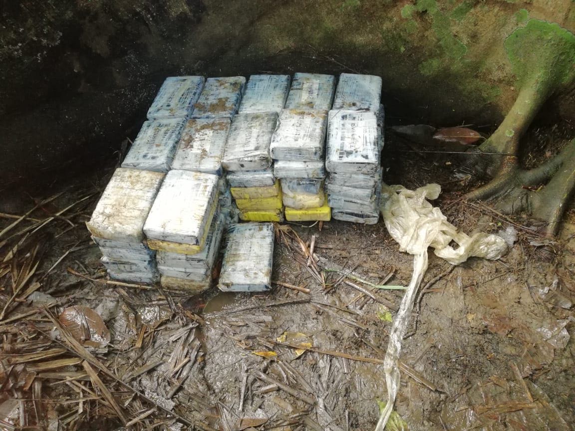 Decomisan 61 paquetes de presunta sustancias ilícitas en un manglar en la provincia de Colón