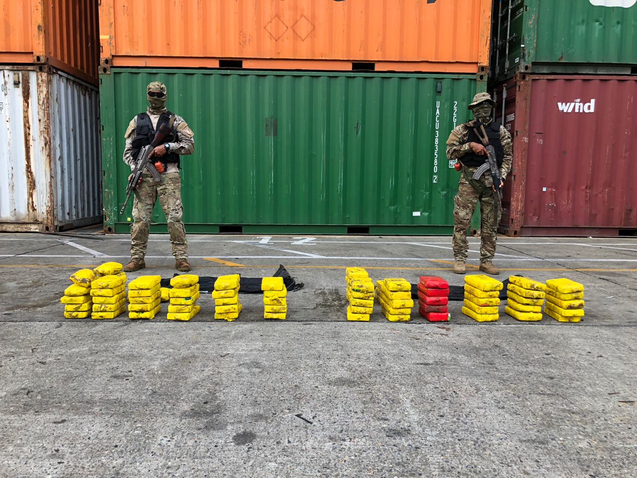 Decomisan 76 paquetes de presunta sustancias ilícitas sumergidos en la toma de agua de un buque en Colón