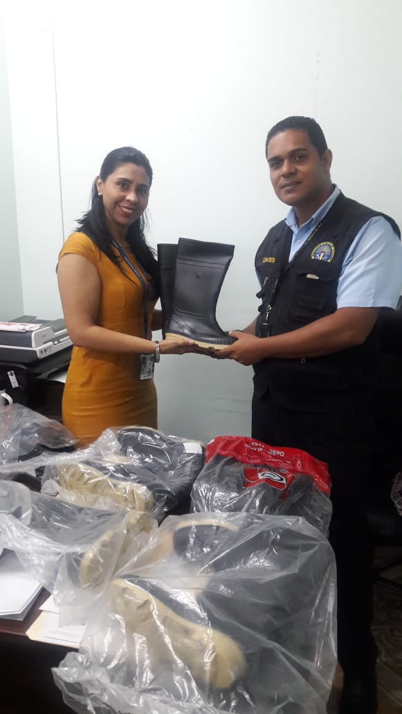 Recursos Humanos de Chiriquí hace entrega de botas a personal del departamento de protección