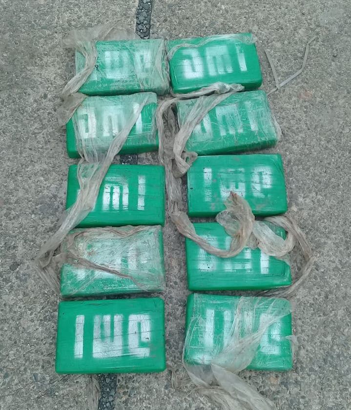 Aprehenden a un ciudadano en Colón que llevaba en el taxi 10 paquetes de presunta sustancias ilícitas