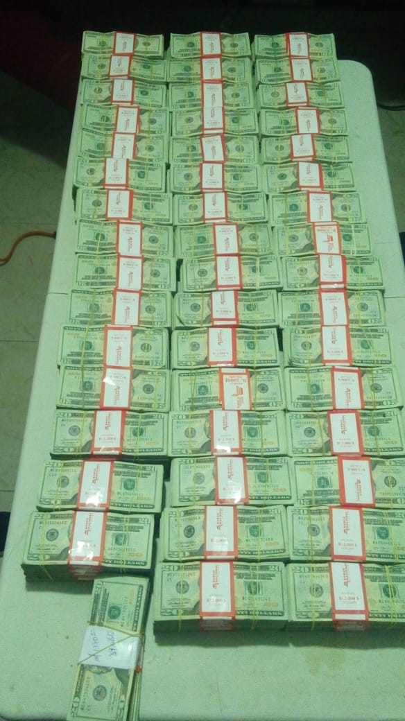 Incautan dinero en efectivo y aprehenden a dos extranjeros