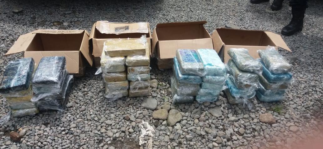 En Bugaba decomisan en un auto 41 paquetes de presunta sustancias ilícitas 