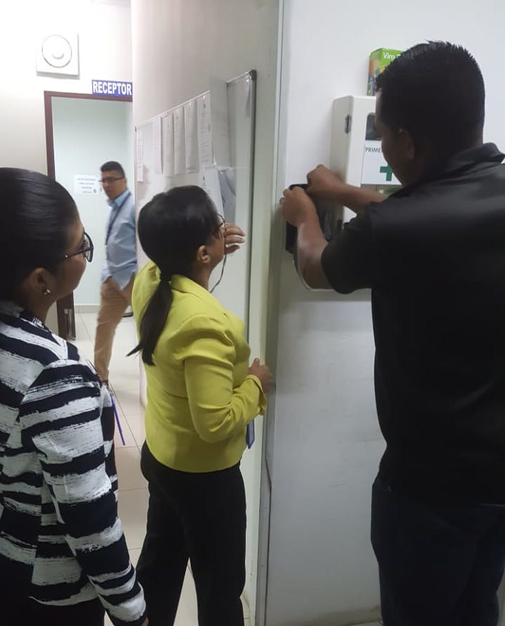 Instalación de dispensadores de gel antibacterial en Chiriquí