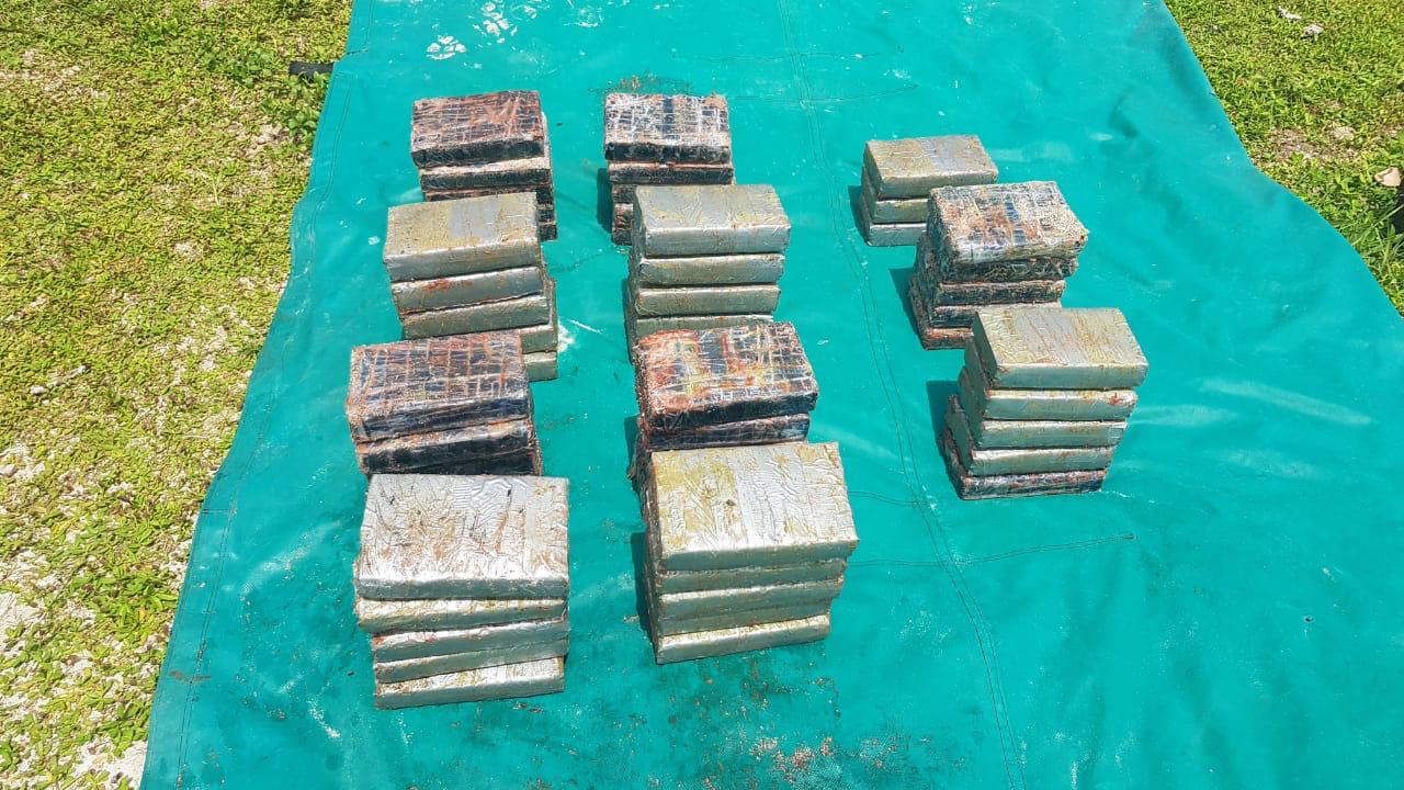 Se incautan 53 paquetes de presunta sustancia ilícita