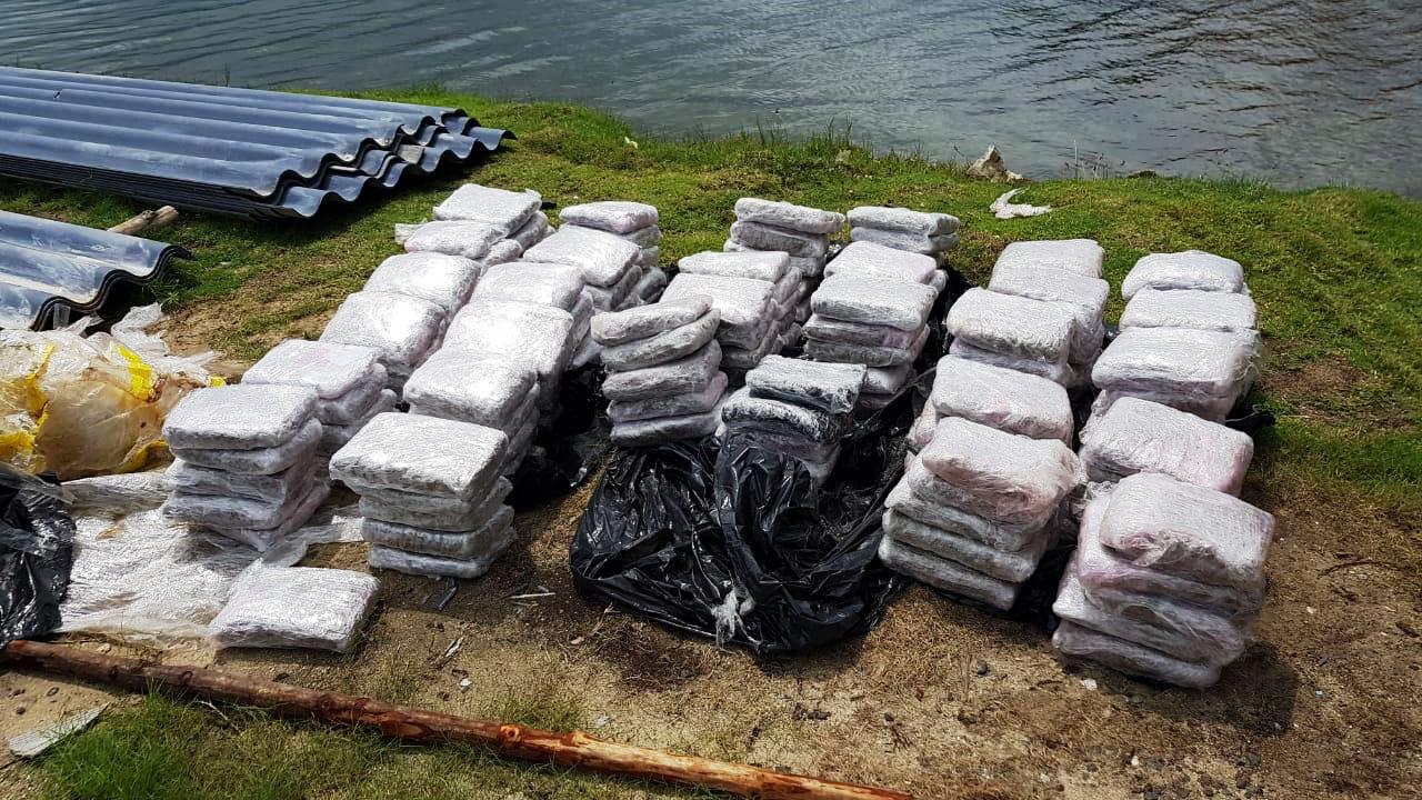 Decomisan 150 paquetes de droga tras perseguir lancha, tripulación se dio a la fuga