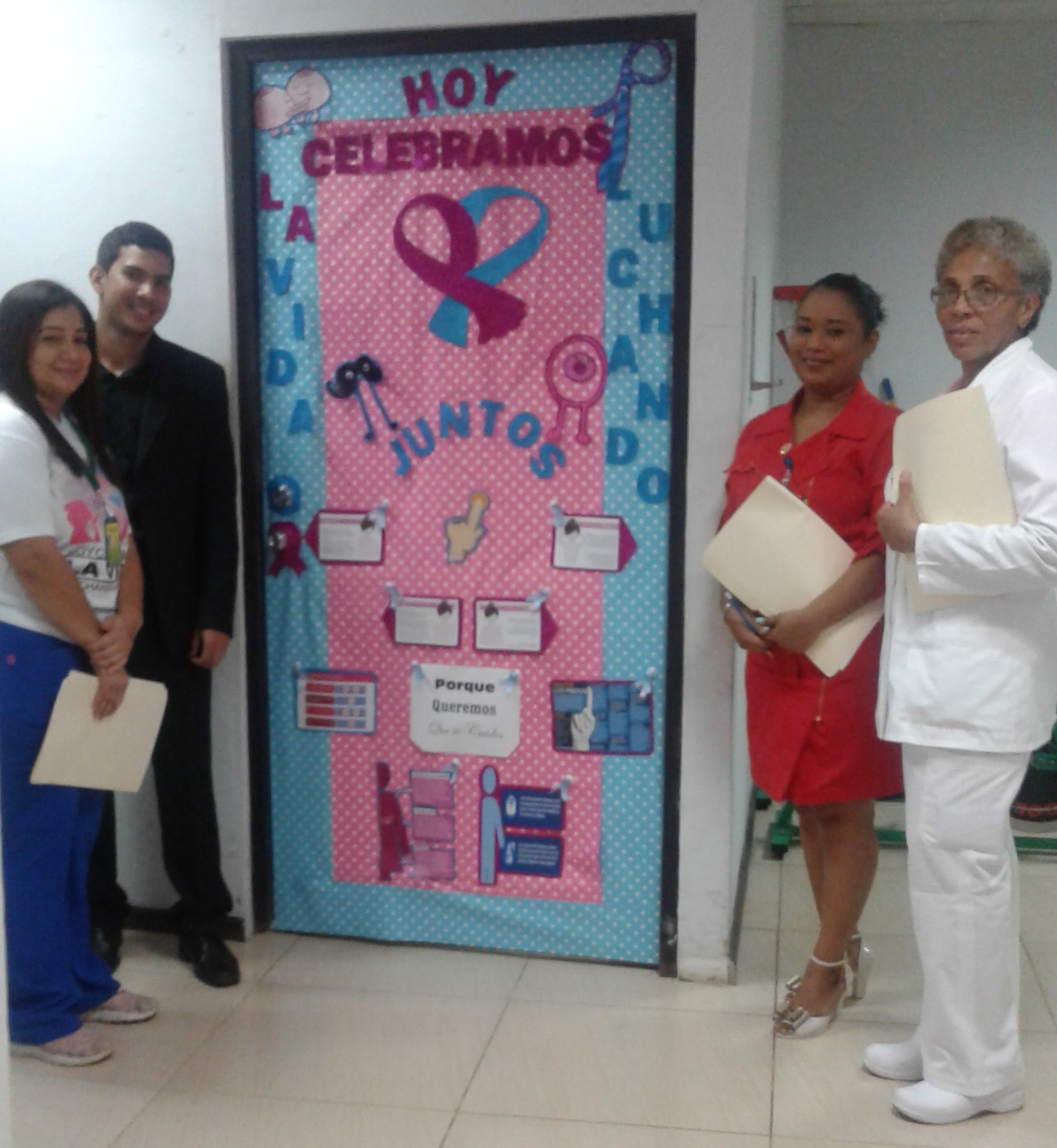 Puertas alusivas a la campaña de la cinta rosada y celeste