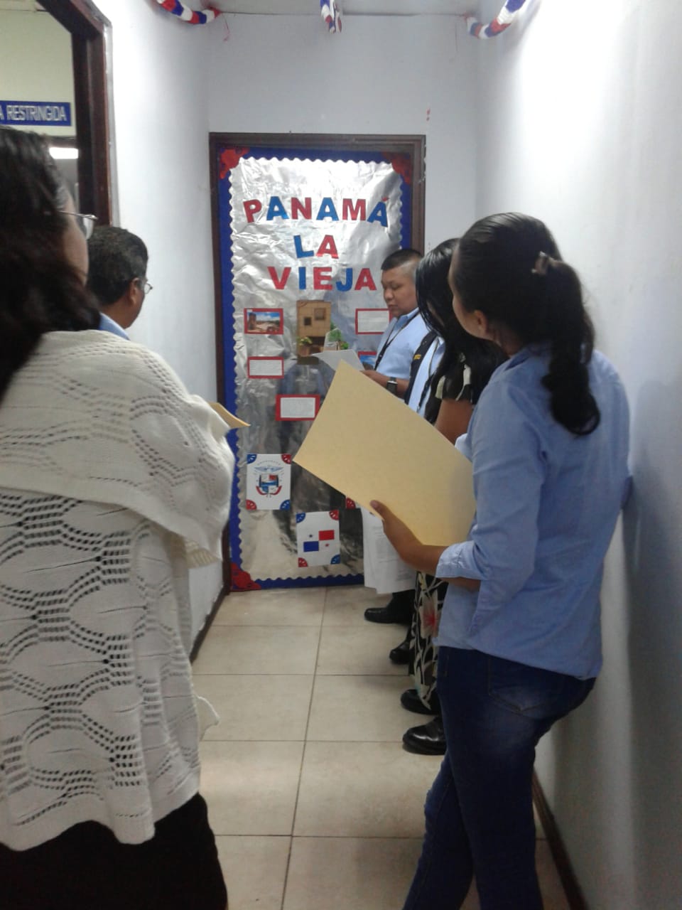 Decoración de puertas alusivas a la patria, en Bocas del Toro