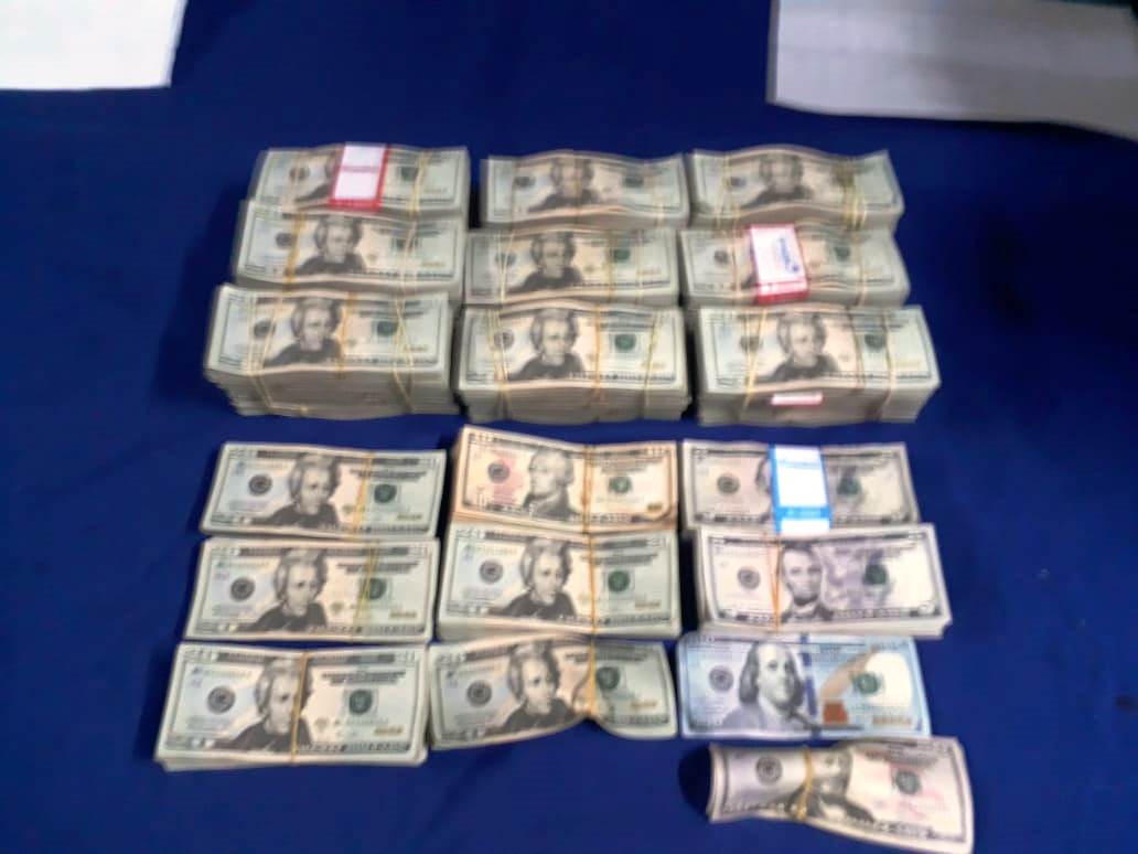 Decomisan más de $100 mil, autos, arma de fuego y aprehenden a 3 en San Francisco