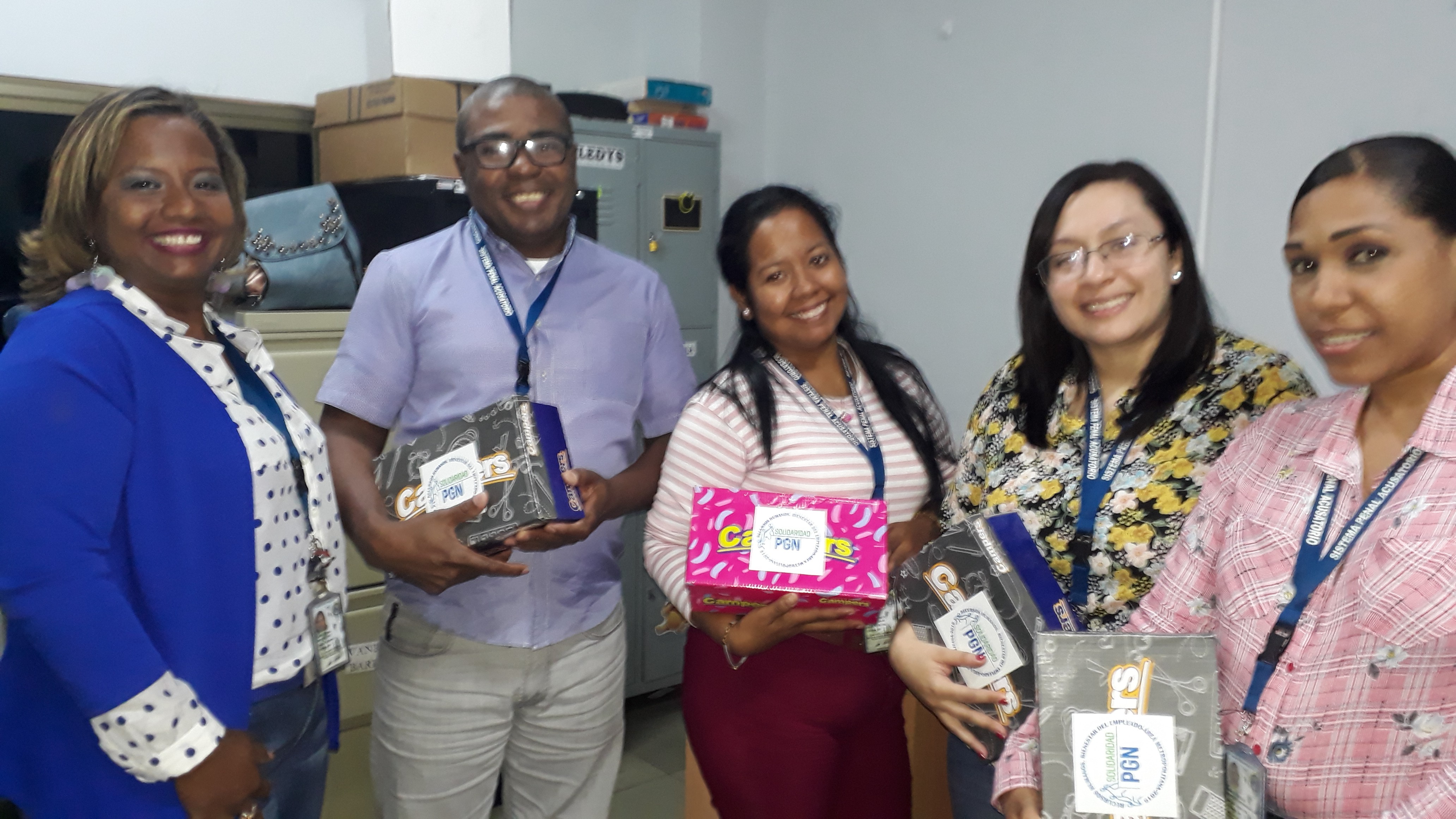 Entregan zapatos escolares a hijos de funcionarios