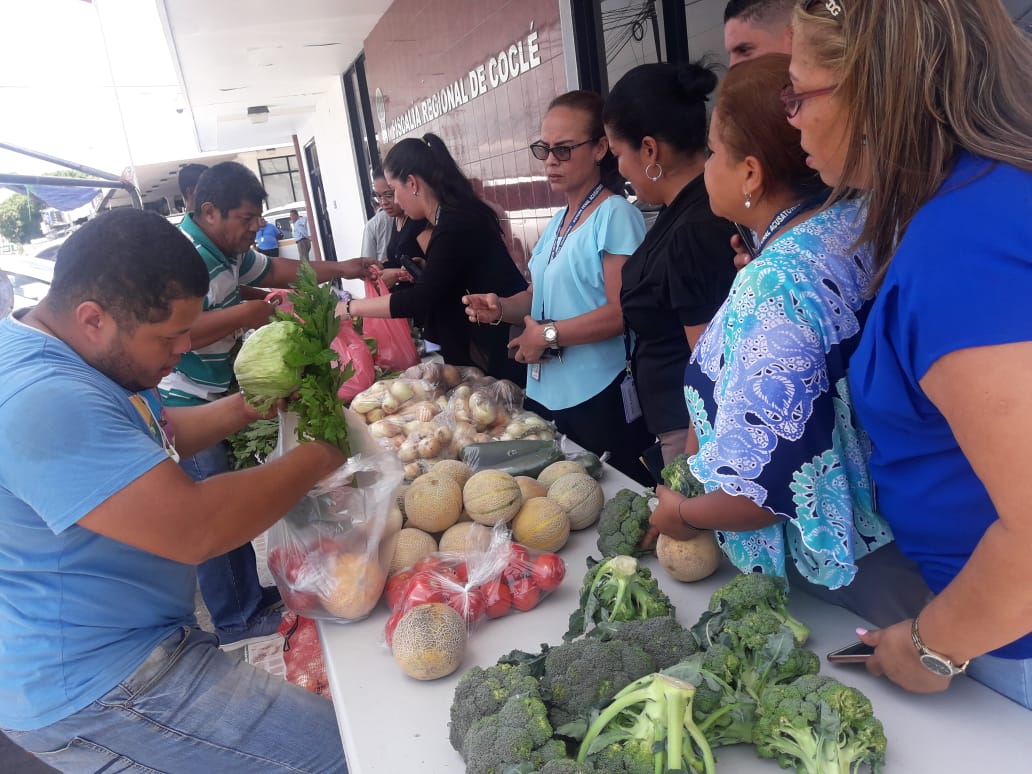 La unidad de Recursos Humanos de Coclé lleva a sus colaboradores feria de legumbres y frutas