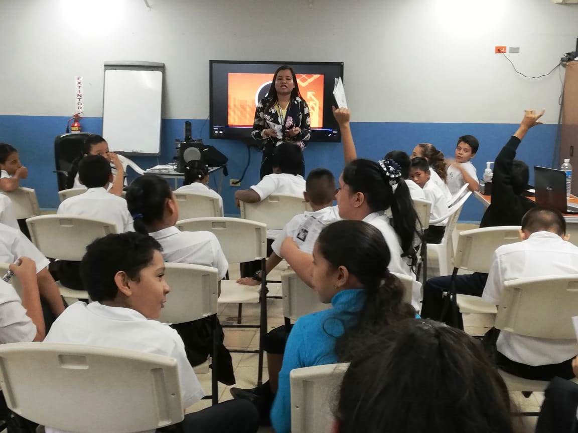 Realizan inducción a estudiantes en la escuela Loma Colorada en David