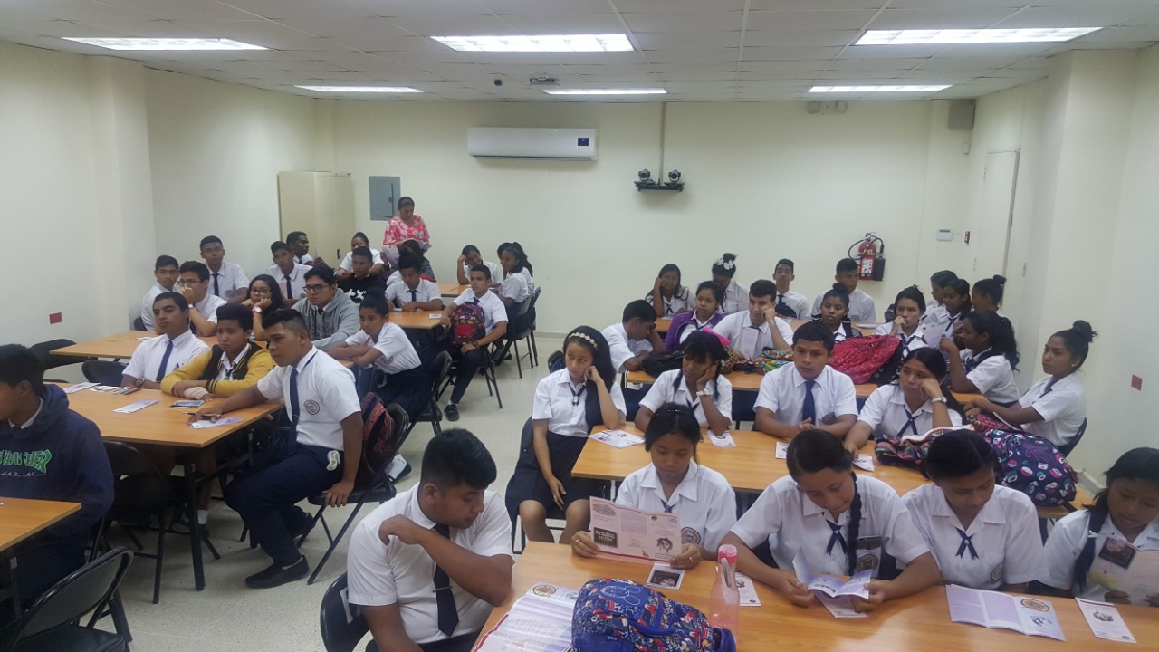 Estudiantes de V y VI grado aprenden sobre relaciones sanas y prevenir la violencia doméstica