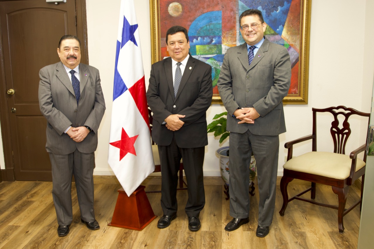 El Procurador General de la Nación se reúne con el Embajador de Perú