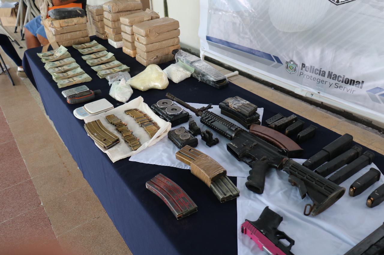 Aprehenden a dos personas con droga, dinero, armas y municiones en Boca la Caja