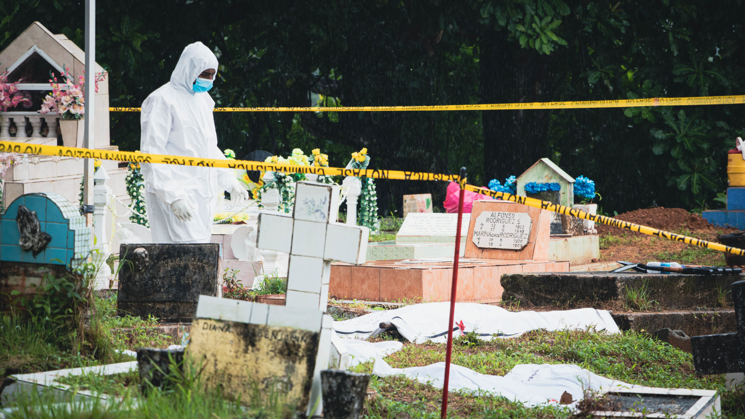 Ministerio Público traslada restos de víctimas de la invasión de 1989 encontrados en cementerio de Colón