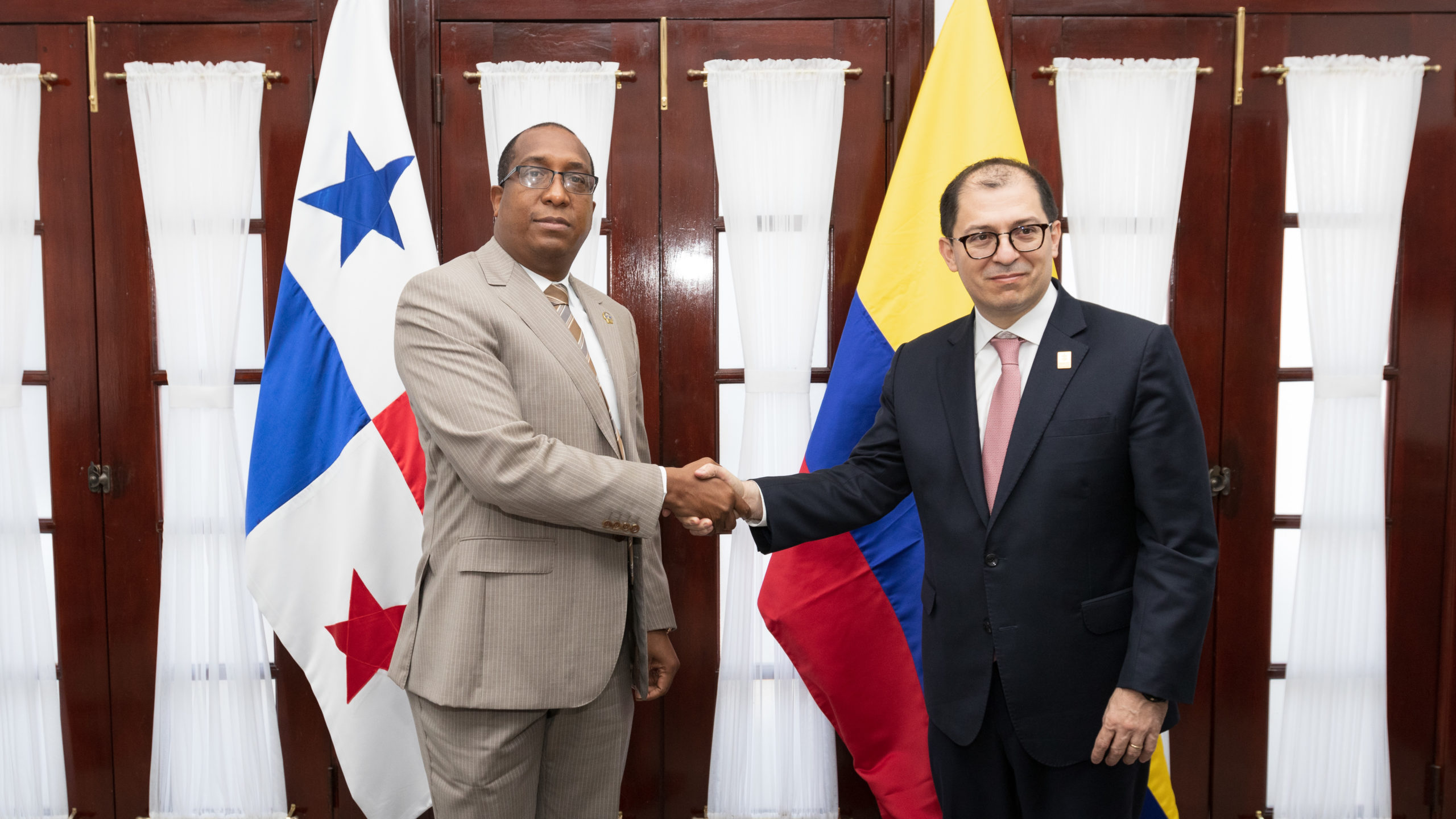 Procurador Caraballo Salazar recibe al Fiscal General de Colombia, como parte de las acciones para fortalecer la cooperación en la lucha contra el crimen organizado transnacional