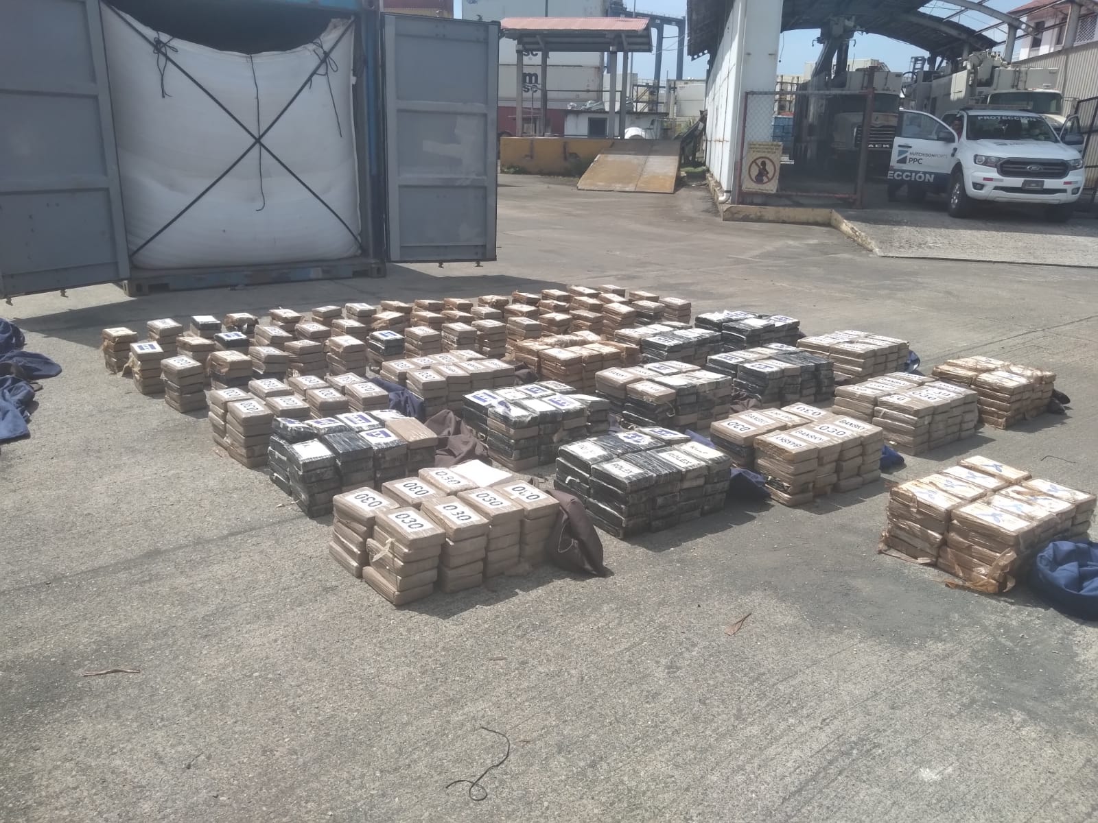 Condenan a dos personas por tráfico internacional de drogas