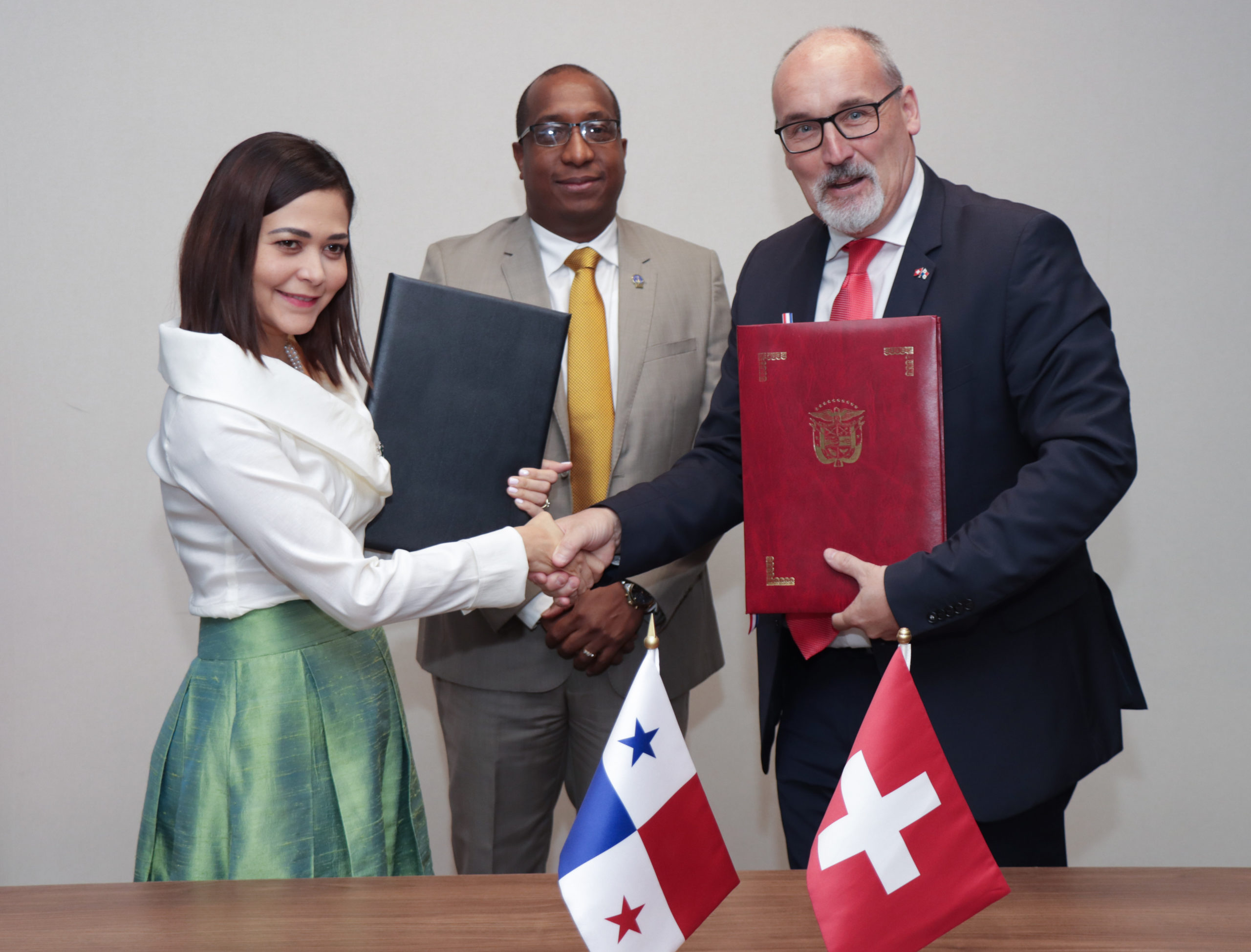 Procurador Javier Caraballo asiste como testigo de honor de la firma del TALM entre Panamá y Suiza