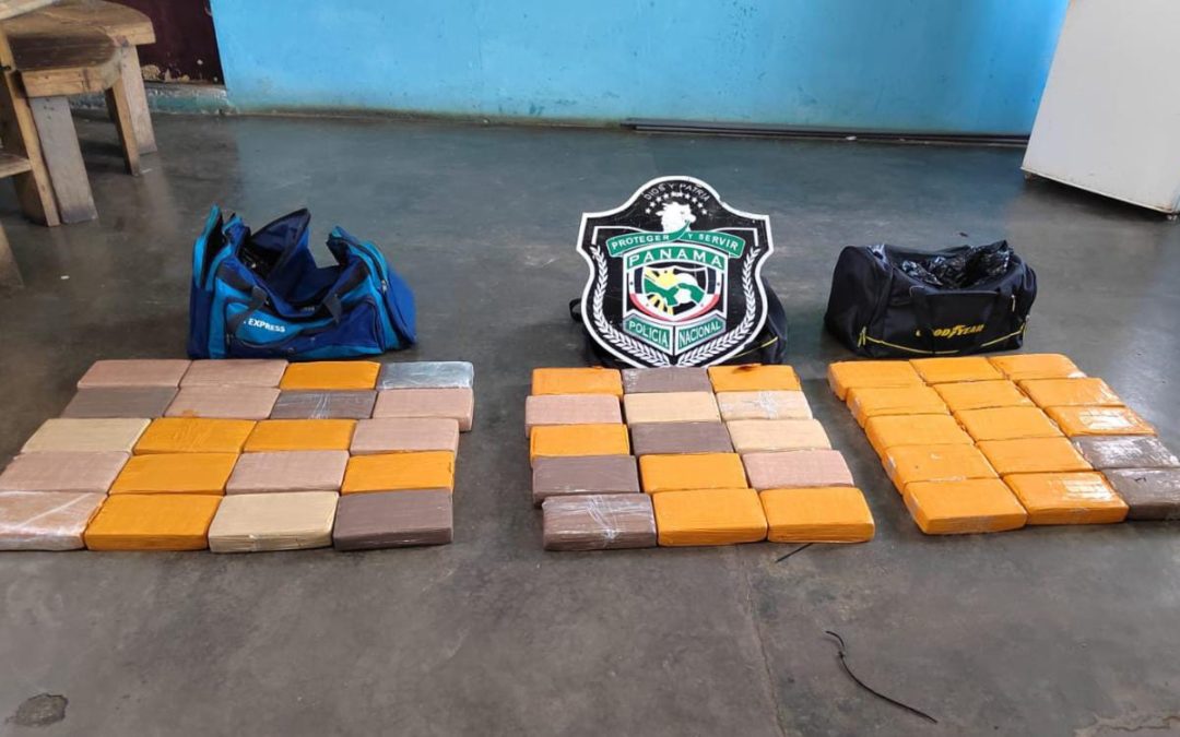 Imputan cargos a tres personas por posesión de drogas