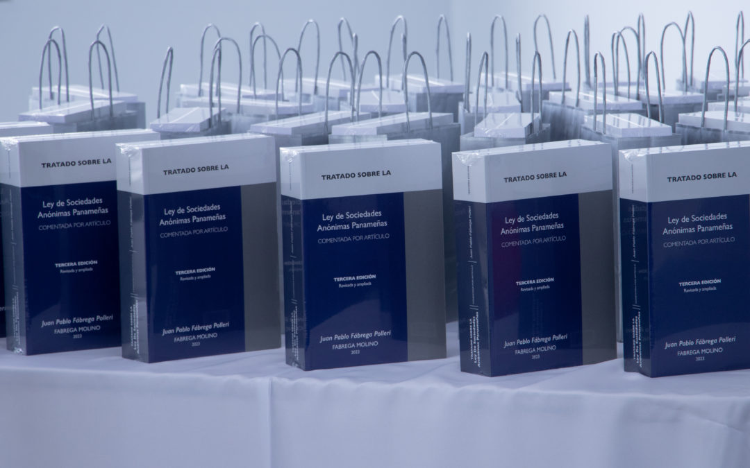 Escuela del Ministerio Público recibe donación de ejemplares del libro «Tratado sobre la Ley de Sociedades Anónimos» comentada artículo por artículo