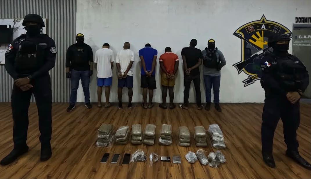 Fiscalía de Drogas aprehende a cinco personas e incauta 30 paquetes con presunta sustancia ilícita en El Chorrillo